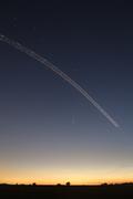 Komet Neowise mit Lichtspur eines Flugzeugs
